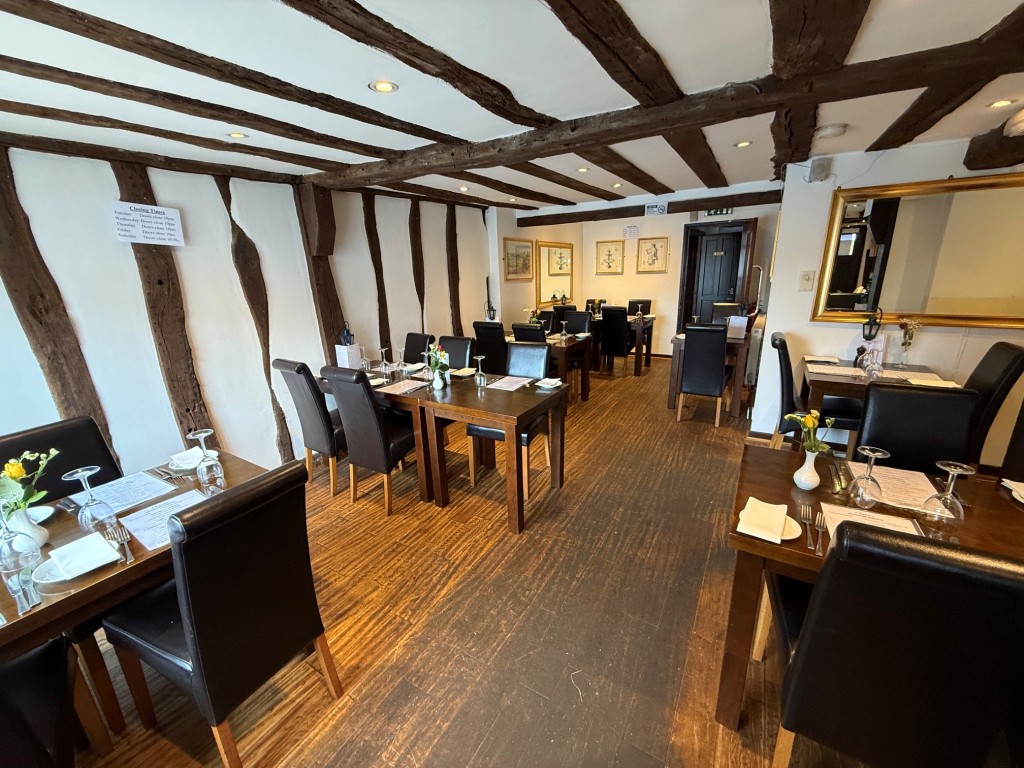 Lot: 69 - RESTAURANT PREMISES IN MALDON HIGH STREET WITH TWO BEDROOM FLAT ABOVE - Internal view of the established Italian restaurant seating area
